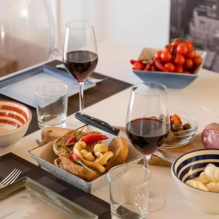 Hidalgo De Menezes Daire *